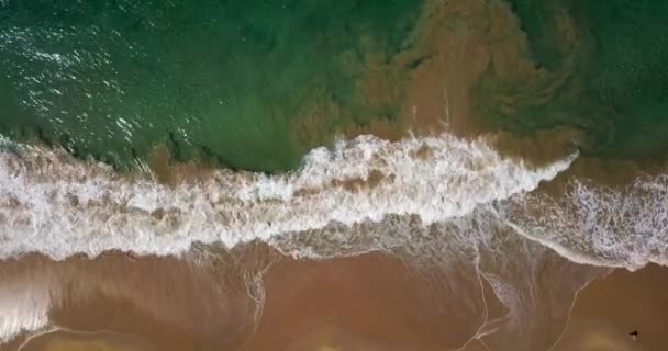 Paisaje tropical de playa de arena y olas marinas rodando en — Vídeo de stock