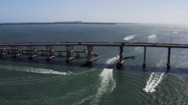Köprüde trafik ve çevresinde tekneler ile Okyanusu üzerinden görüntülemek