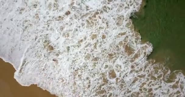 Τροπικό τοπίο άμμο παραλία και θάλασσα κύματα τροχαίο — Αρχείο Βίντεο