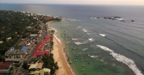 Paysage tropical de la ville côtière et de son littoral de sable 