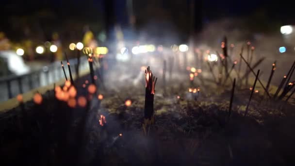Gravação de vídeo de varas de aroma em chamas no interior escuro do templo budista — Vídeo de Stock