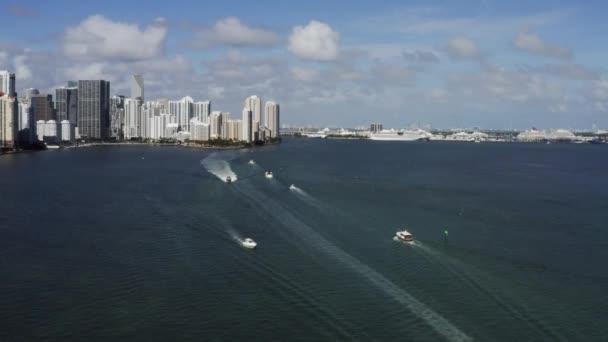 Vista en el terraplén de Miamis y veleros sobre fondo azul del cielo — Vídeo de stock