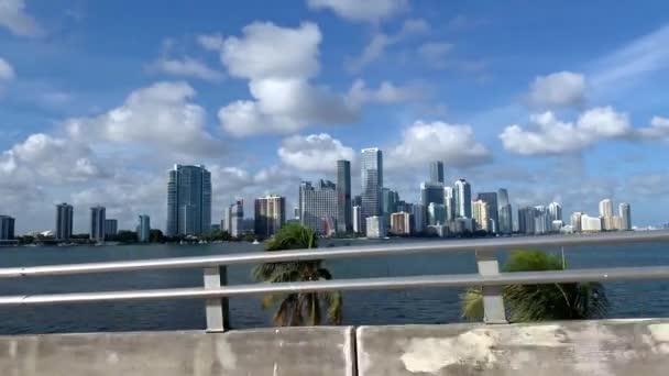 Vista en el terraplén de Miamis y veleros sobre fondo azul del cielo — Vídeos de Stock