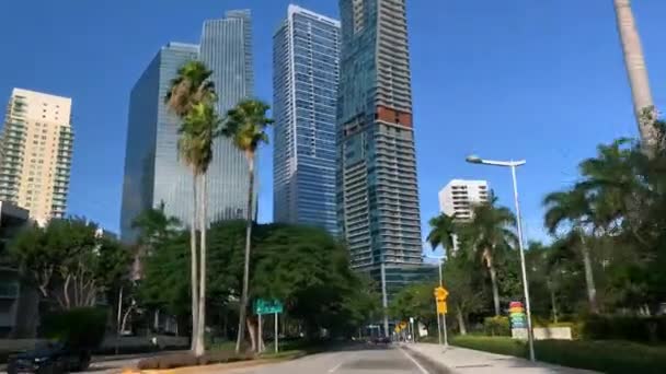 Vista en la calle de la ciudad en el fondo de rascacielos en Miami — Vídeo de stock