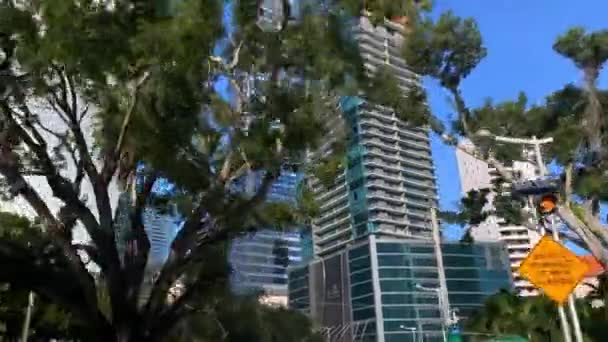 Vista en la calle de la ciudad en el fondo de rascacielos en Miami — Vídeos de Stock