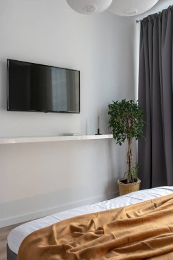 Işık duvarları ile modern tarzda büyük yatak odası