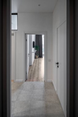 Büyük iç ışık duvarları ile modern tarzda