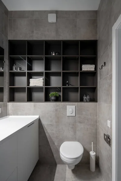 Gran baño de estilo moderno con paredes de baldosas grises y lámpara luminosa — Foto de Stock