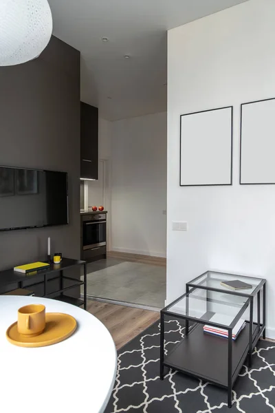 Grand intérieur dans un style moderne avec des murs blancs et gris — Photo