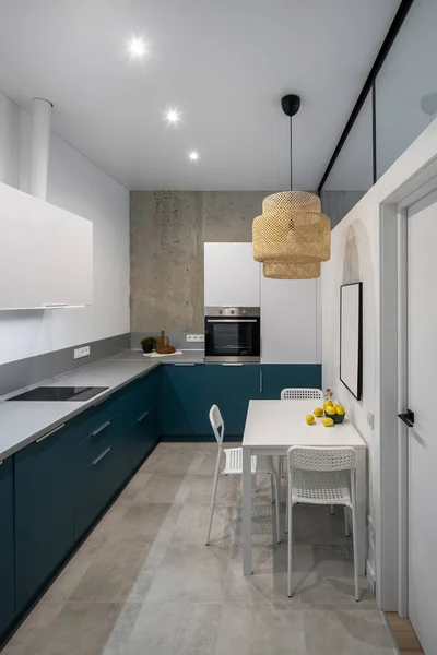 Grande cozinha em estilo moderno com paredes brancas e de concreto — Fotografia de Stock
