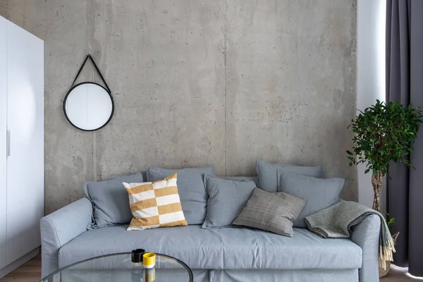 Grand intérieur dans un style moderne avec des murs en béton et blanc — Photo