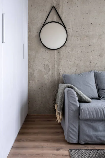 Grande interno in stile moderno con muro di cemento — Foto Stock