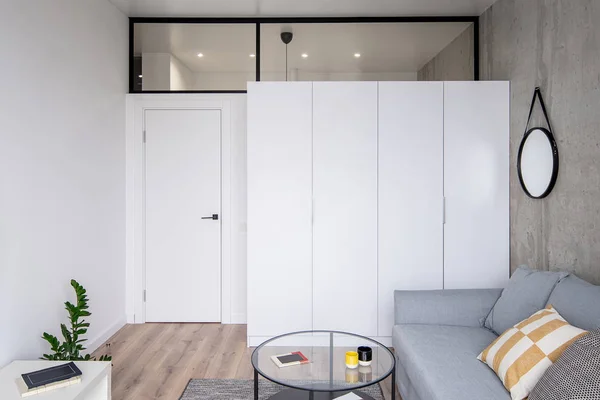Beton ve beyaz duvarlı modern tarzda büyük iç — Stok fotoğraf