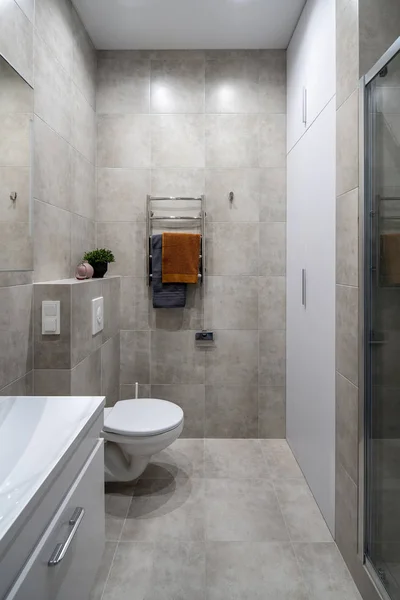 Gran baño luminoso de estilo moderno con paredes de baldosas grises — Foto de Stock