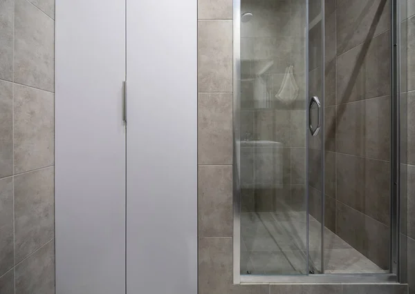 Großes helles Badezimmer im modernen Stil mit grau gefliesten Wänden — Stockfoto