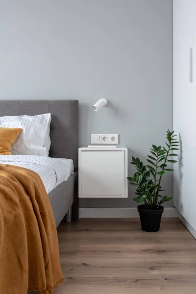 Grande camera da letto in stile moderno con pareti luminose — Foto Stock