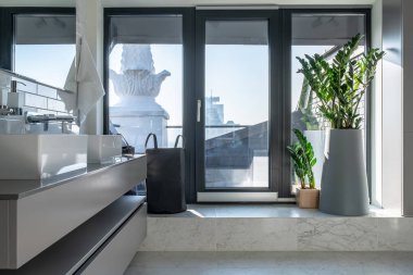 Güneşli banyo ışık duvarları ile modern tarzda