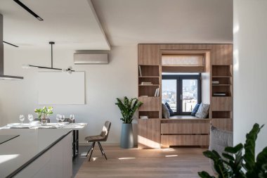 Beyaz duvarları ve mutfak bölge ile güneşli modern iç