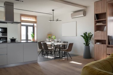 Beyaz duvarları ve mutfak bölge ile güneşli modern iç