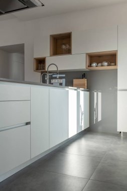 Beyaz duvarları ve kiremitli kat güneşli modern mutfak