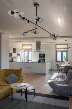 Beyaz duvarları ve mutfak bölge ile güneşli modern iç