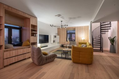 Işık duvarları ve parlak lamba ile modern tarzda şık iç