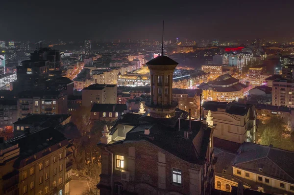 Paysage urbain nocturne avec bâtiments de grande hauteur à Kiev en Ukraine — Photo