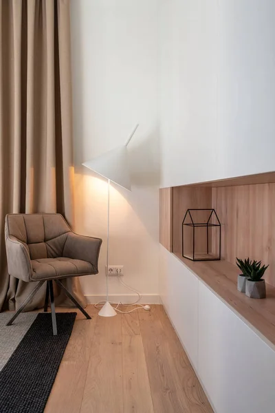 Intérieur moderne élégant avec murs blancs et lampe lumineuse — Photo