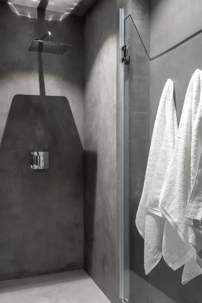 Luminoso baño moderno con paredes grises y suelo —  Fotos de Stock