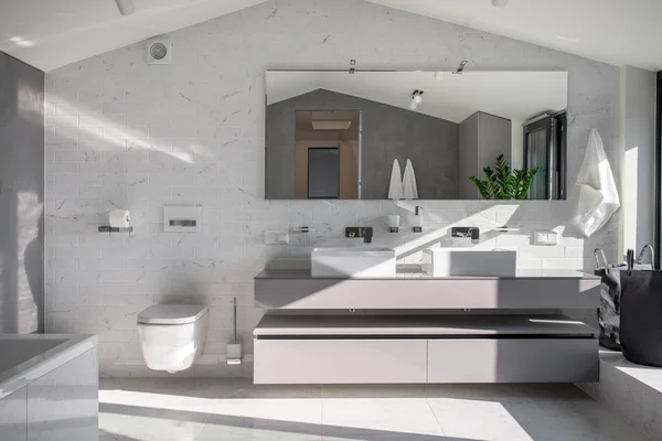 Salle de bain ensoleillée dans un style moderne avec des murs clairs — Photo