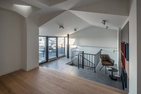 Стильный интерьер в современном стиле с белым подвесным потолком — стоковое фото