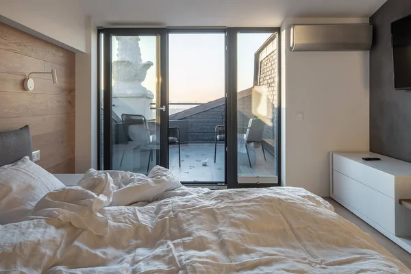 Dormitorio soleado en estilo moderno con paredes de luz —  Fotos de Stock