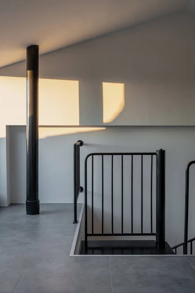 Солнечный зал в современном стиле с черной лестницей — стоковое фото