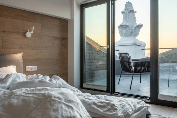 Солнечная спальня в современном стиле с выходом на террасу — стоковое фото