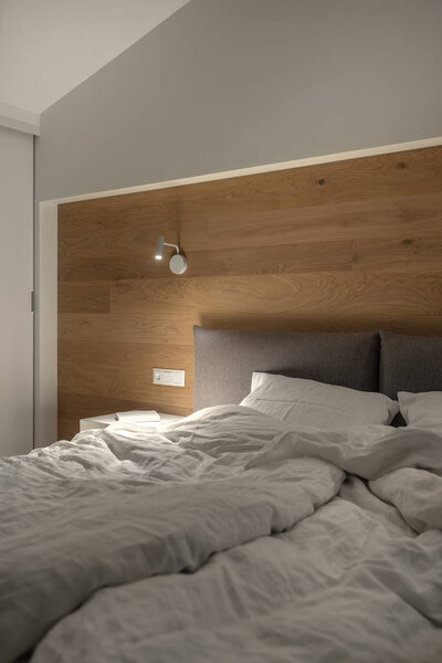 Большая спальня в современном стиле со светящейся лампой
