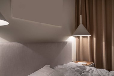 Aydınlık lambalar ile modern tarzda şık yatak odası