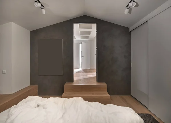 Elegante dormitorio de estilo moderno con paredes claras y oscuras — Foto de Stock