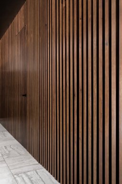 Işıklı iç kapı ile kafes ahşap duvar ile