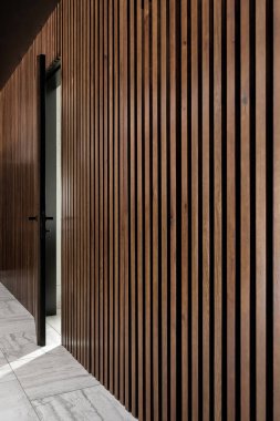 Işıklı iç kapı ile kafes ahşap duvar ile