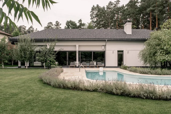 Elegante moradia com piscina e grande gramado — Fotografia de Stock