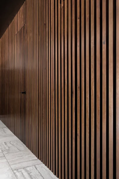 Interior iluminado con celosía pared de madera con puerta — Foto de Stock