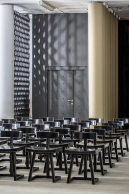 Arka plan beyaz sütun üzerinde koyu ahşap sandalye