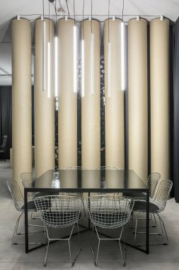 Siyah arka plan üzerinde sekiz metal sandalyeler tabloyla