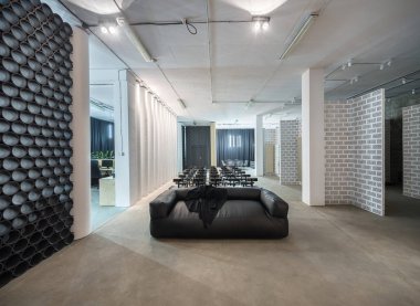 Konferans salonu loft tarzı bir sürü siyah ahşap sandalye.