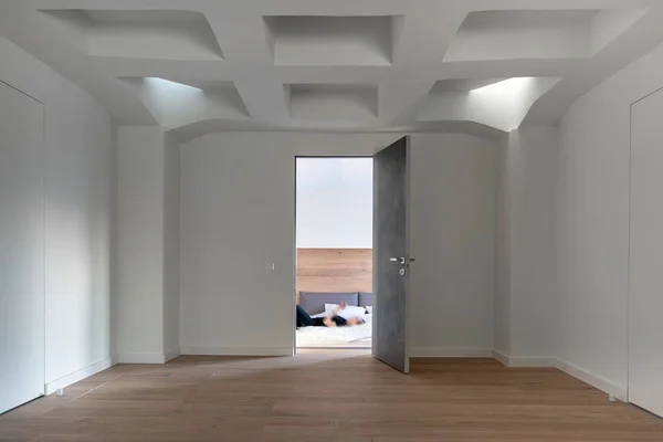 Стильный интерьер в современном стиле с белым подвесным потолком — стоковое фото