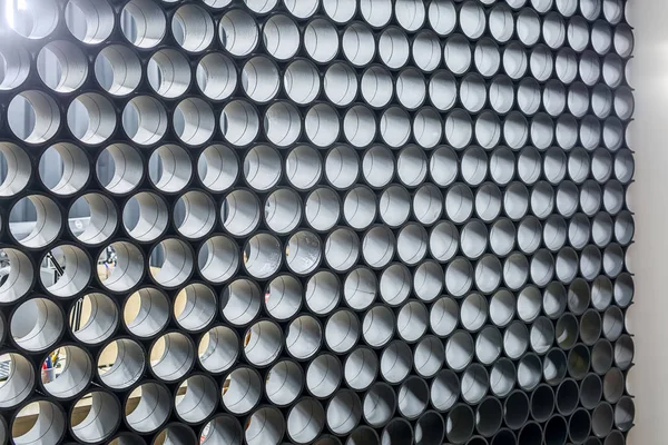Partição cinza feita dos tubos curtos — Fotografia de Stock