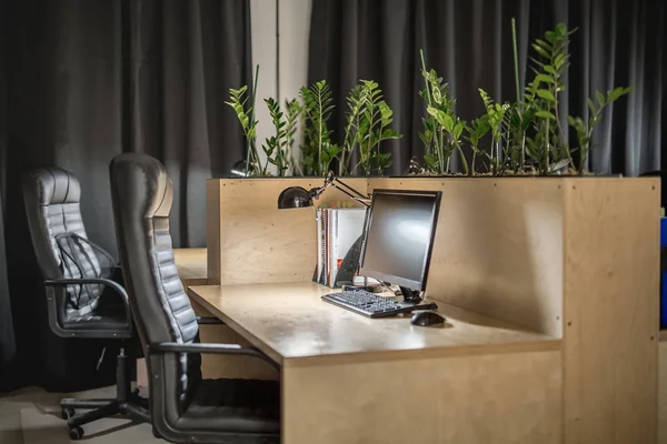 Świecące miejscu pracy w biurze w stylu loft — Zdjęcie stockowe