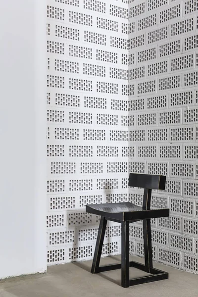Ciemne drewniane krzesło na betonowej podłodze — Zdjęcie stockowe