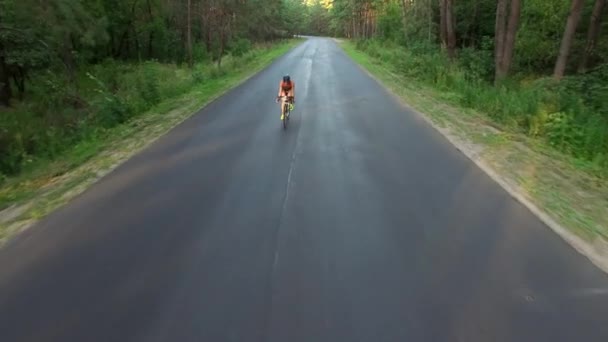 Žena je jízda na kole na venkovské silnici během triatlon školení — Stock video