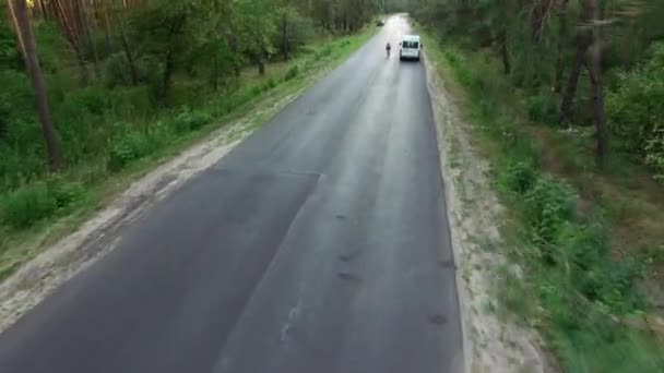 Chute d'un drone après s'être écrasé dans un pin sur une route de campagne — Video